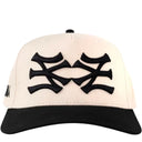Boné oMA Studios NY NY Curved Brim Creme e Preto Off-White