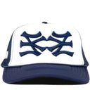Boné Trucker oMA Studios NY NY Branco e Azul Marinho