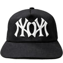 Boné oMA Studios NY NY Gótico Preto e Branco