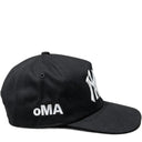 Boné oMA Studios NY NY Gótico Preto e Branco