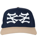 Boné oMA Studios NY NY Curved Brim Azul Marinho e Bege